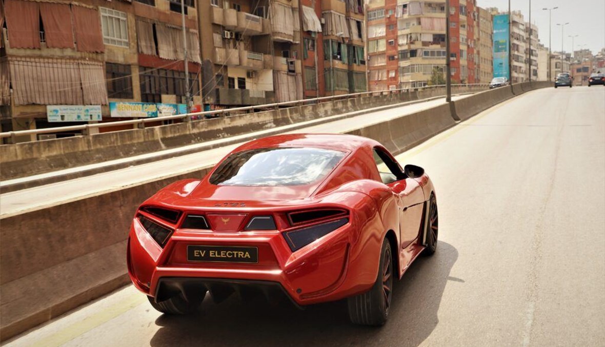 سيارة "قدس رايز" الكهربائية في شوارع لبنان.