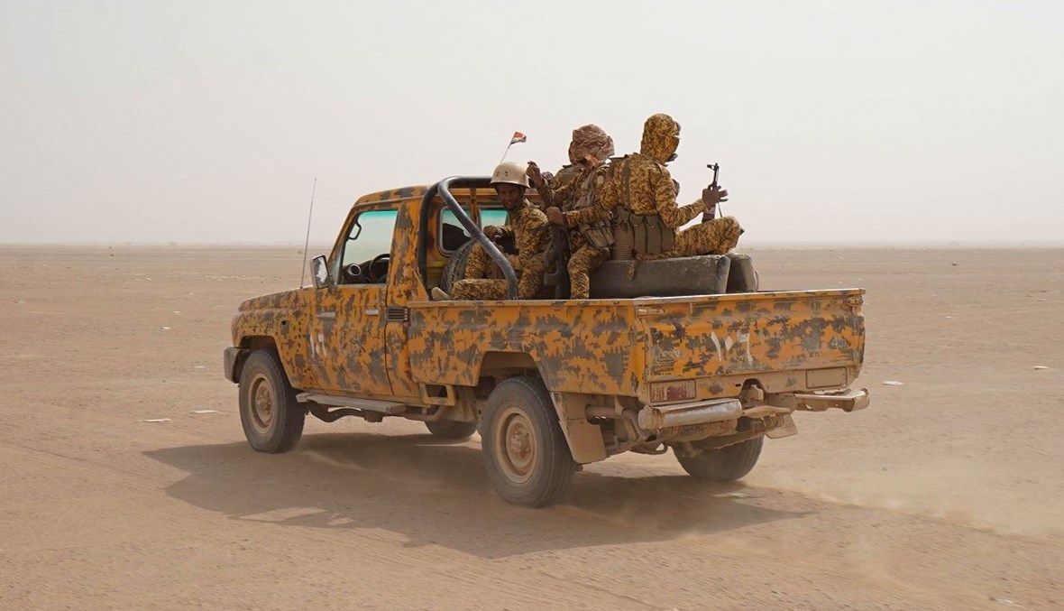 مقاتلون من القوات الموالية للحكومة اليمنية في مواجهة الحوثيين بمحافظة مأرب (أ ف ب- 16 نيسان 2021).