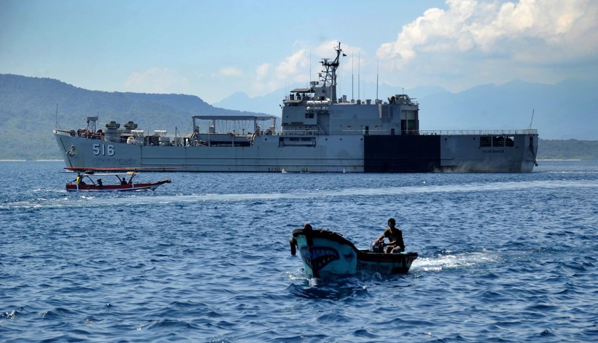 سفينة تابعة للبحرية الإندونيسية تنطلق من ميناء تانجونغوانجي بالقرب من القاعدة البحرية في بانيووانجي بمقاطعة جاوة الشرقية، للانضمام الى عمليات البحث عن الغواصة المفقودة (25 نيسان 2021، أ ف ب). 