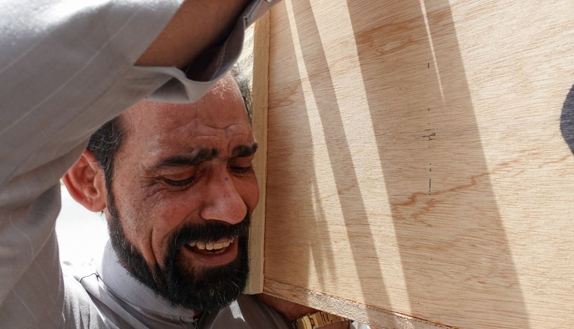 عراقي يبكي خلال تشييع، في النجف، لقريب قضى في حريق مستشفى ابن الخطيب في بغداد (25 نيسان 2021، أ ف ب).
