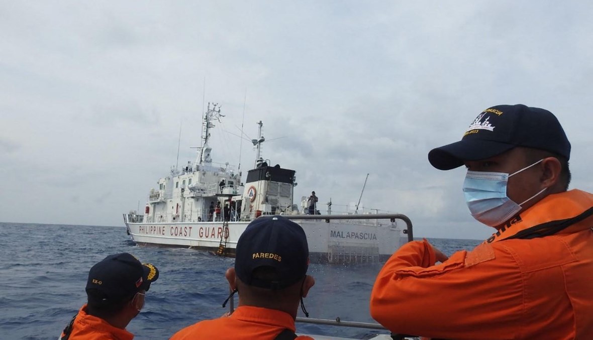 عناصر من خفر السواحل الفيليبينيين خلال المناورات البحرية بالقرب من جزيرة ثيتو في بحر الصين الجنوبي (25 نيسان 2021، أ ف ب). 