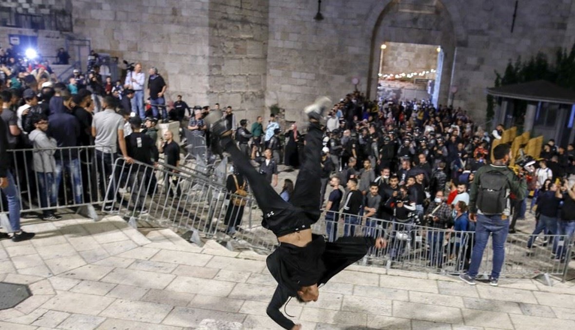 الشرطة الإسرائيلية خلال محاولتها إخراج محتجين فلسطينيين من باب دمشق في القدس القديمة أمس.   (أ ف ب)