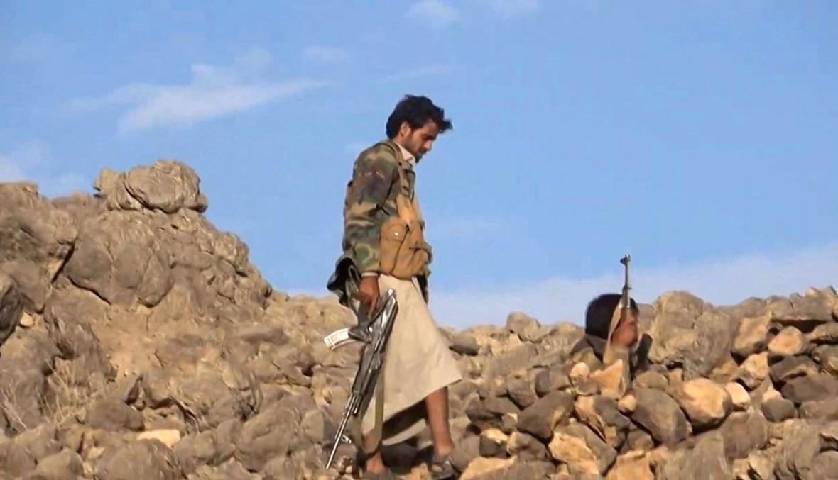 لقطة شاشة من فيديو يظهر مقاتلا مواليا للحكومة اليمنية المدعومة من السعودية على خط الجبهة في مشجاه بالقرب من مدينة مأرب في مواجهة الحوثيين (25 نيسان 2021، أ ف ب). 