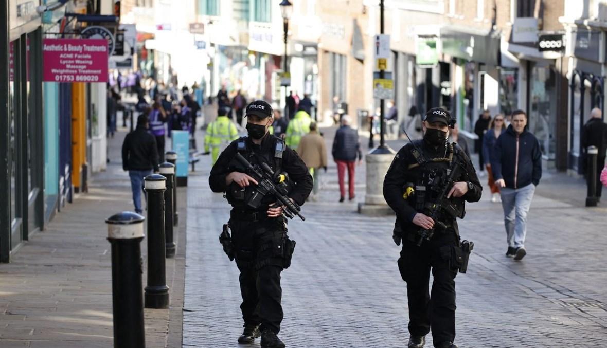 شرطيان مسلحان خلال دورية في وندسور غرب لندن (17 نيسان 2021، أ ف ب). 
