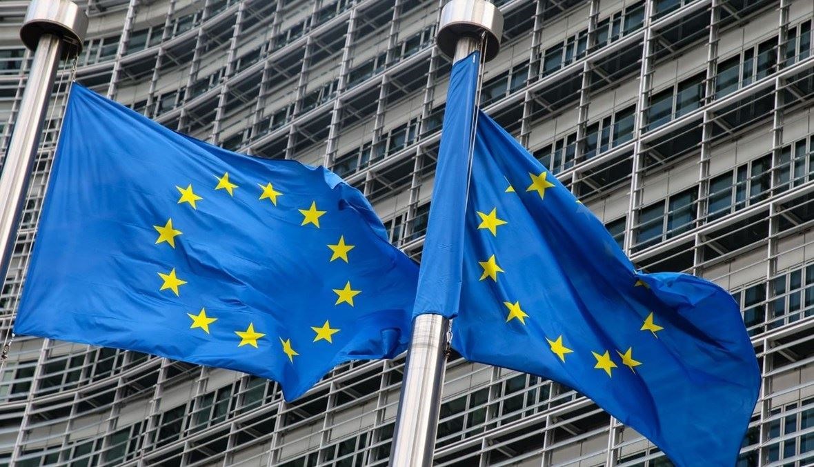 علما الاتحاد الأوروبي أمام المفوضية الأوروبية في بروكسيل (أ ف ب).