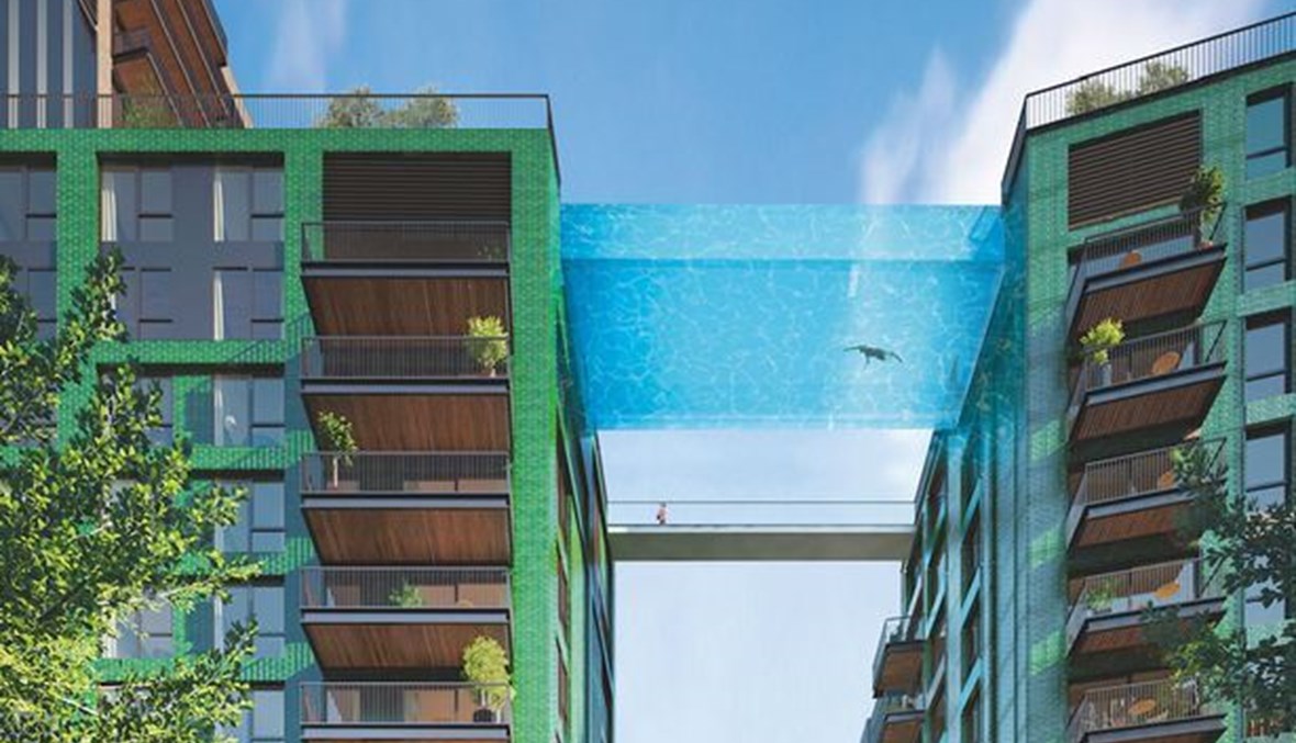 مسبح زجاجي معلّق بين مبنيين في لندن.