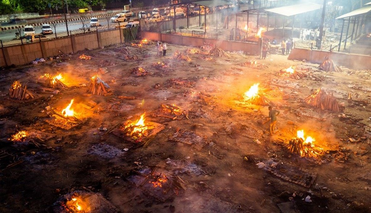 حريق ضحايا كورونا في الهند (أ ف ب).