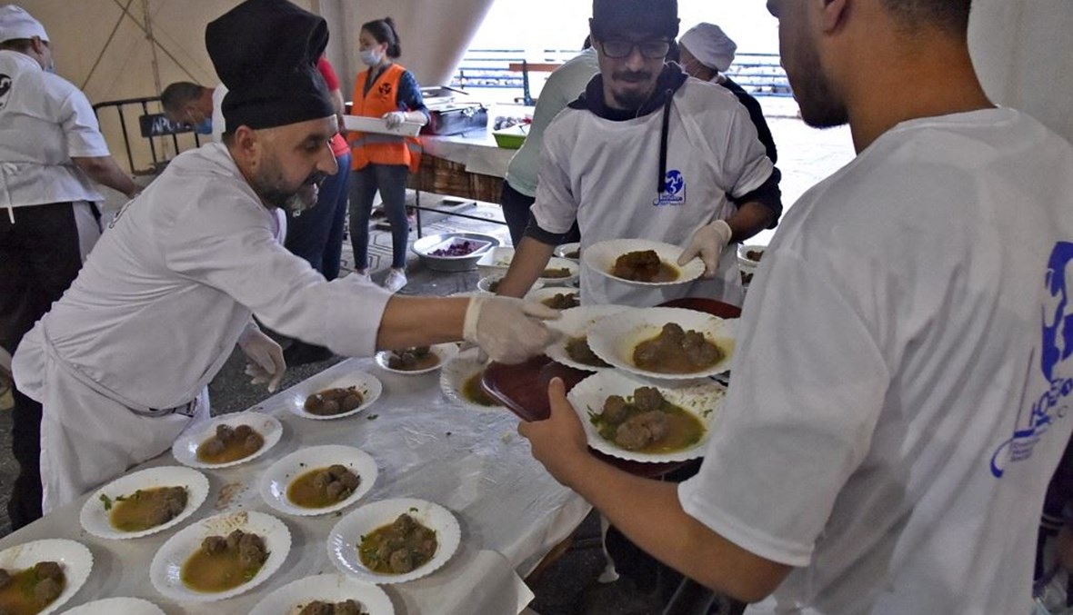 جمعية "أمل الجزائر" الخيرية توزع وجبات إفطار على المحتاجين في حي باب الواد بالعاصمة الجزائرية.   (أ ف ب)