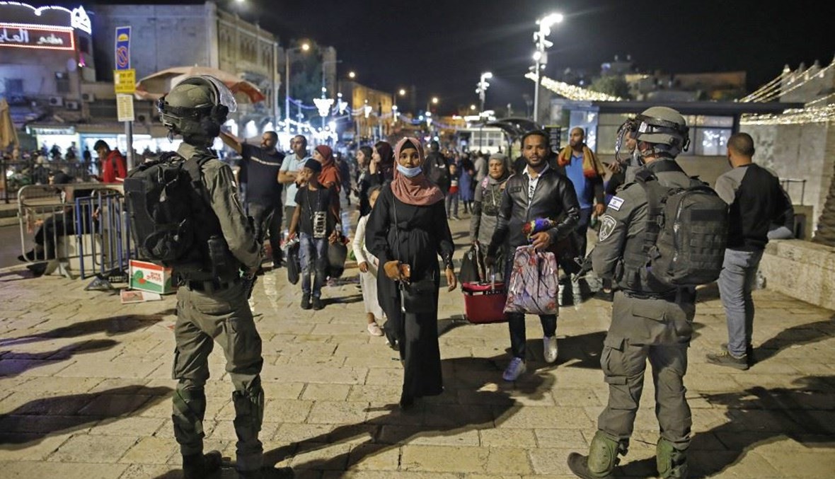 عناصر من الشرطة الاسرائيلية في مواجهة محتجين فلسطينيين في البلدة القديمة من القدس السبت.   (أ ف ب)