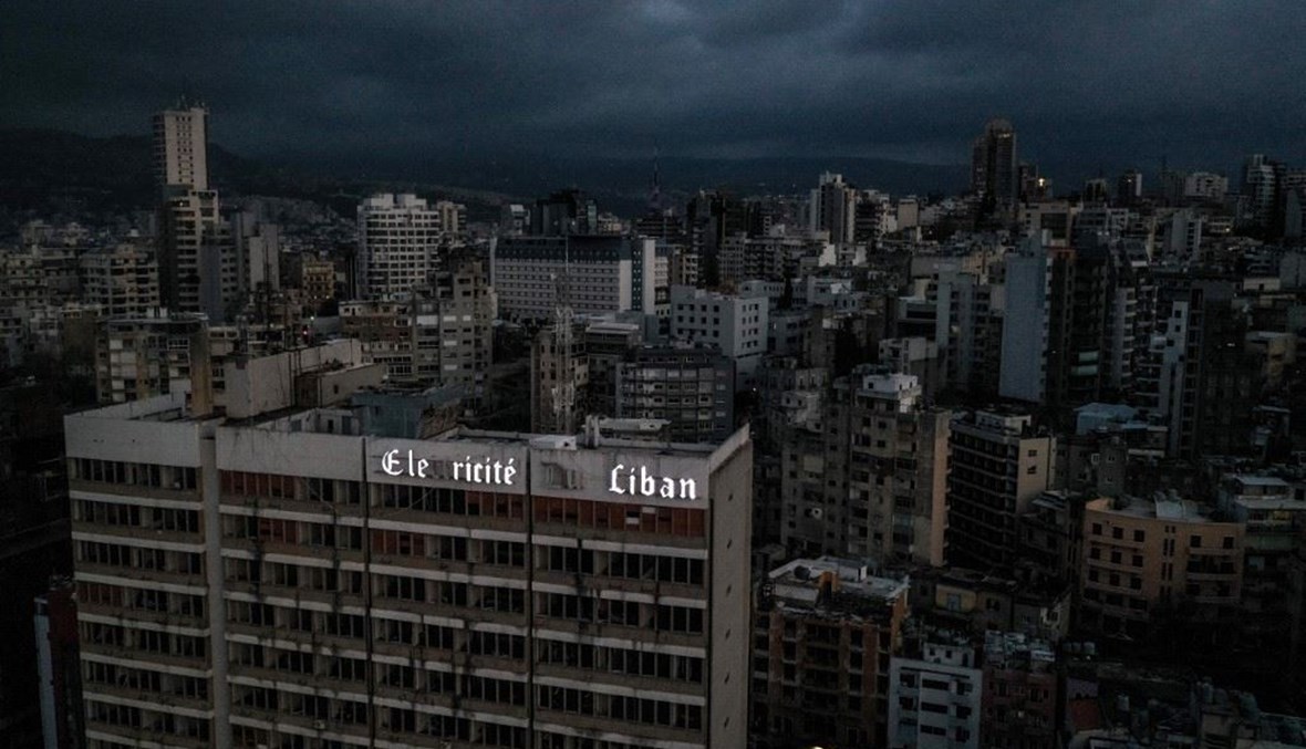صورة جوية تظهر العاصمة اللبنانية بيروت في ظلام دامس أثناء انقطاع التيار الكهربائي (أ ف ب). 