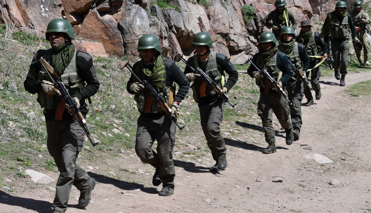 جنود هنود يشاركون في مناورات عسكرية قيرغيزية- هندية مشتركة خارج بيشكيك (26 نيسان 2021، أ ف ب). 