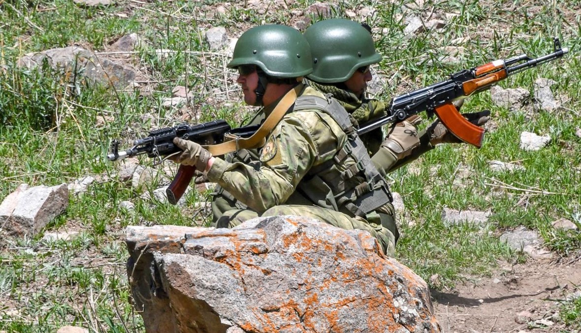 جنود من جيشي قيرغيزستان والهند يشاركون في تدريبات عسكرية مشتركة في منطقة تدريب تاتير غورج خارج بيشكيك (26 نيسان 2021، أ ف ب). 