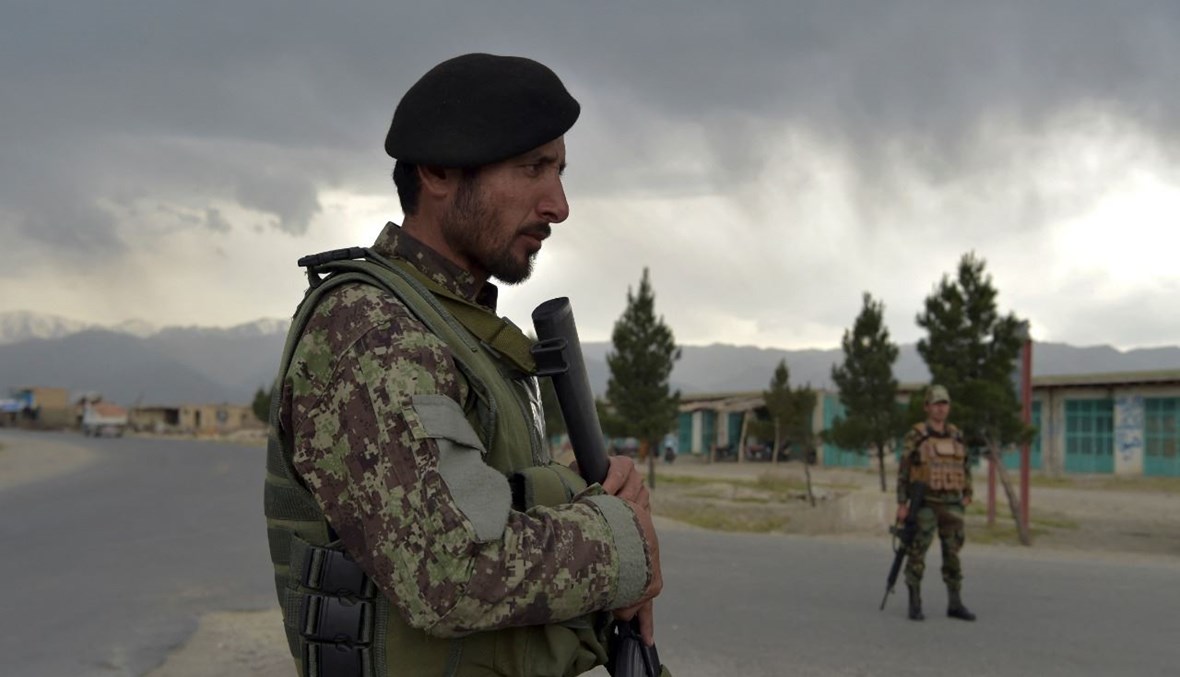جندي أفغاني وقف عند نقطة تفتيش بالقرب من قاعدة عسكرية أميركية في باغرام شمال كابول (29 نيسان 2021، أ ف ب). 