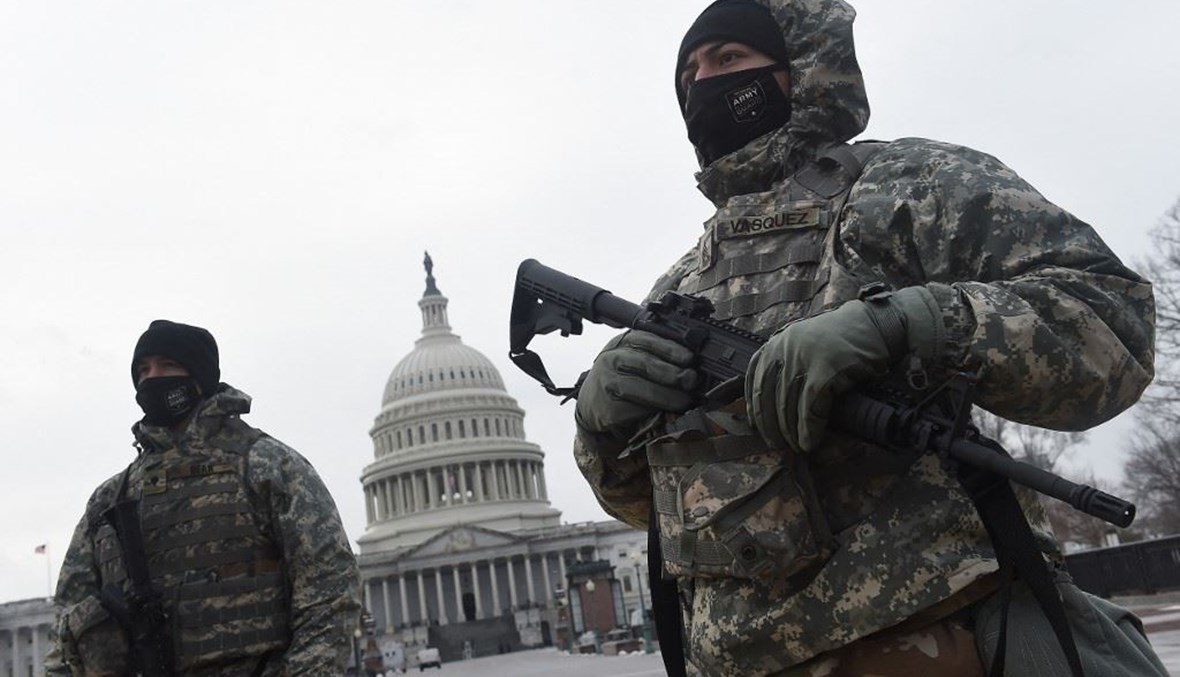 عنصران من الحرس الوطني امام مبنى الكابيتول في واشنطن.   (أ ف ب)