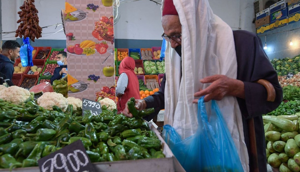 رجل يشتري الخضار في السوق المركزية في بلدة مساكن شمال شرق تونس (24 نيسان 2021، أ ف ب). 