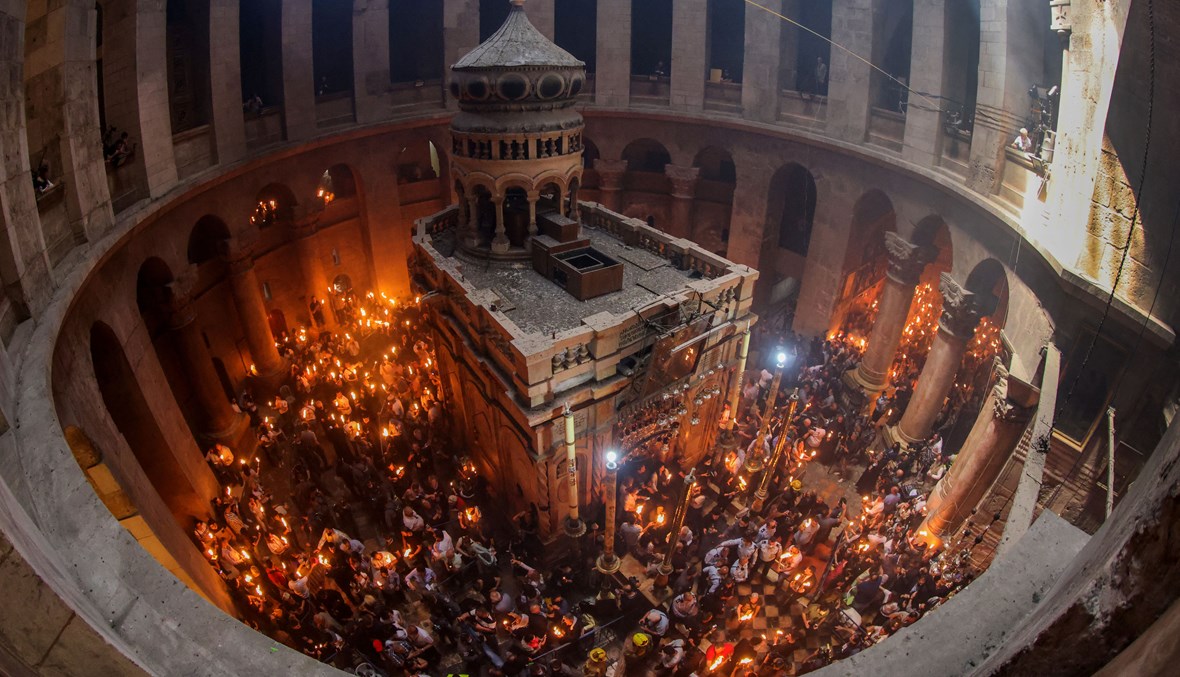 فيض النور المقدس من قبر المسيح في القدس (1 أيار 2021- أ ف ب).