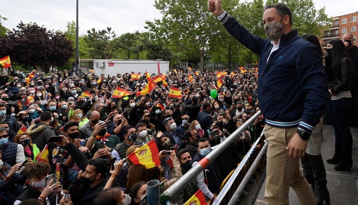 زعيم حزب فوكس اليميني المتطرف سانتياغو أباسكال خلال تجمع انتخابي في سان سيباستيان دي لوس رييس، بالقرب من مدريد (24 نيسان 2021، أ ف ب). 