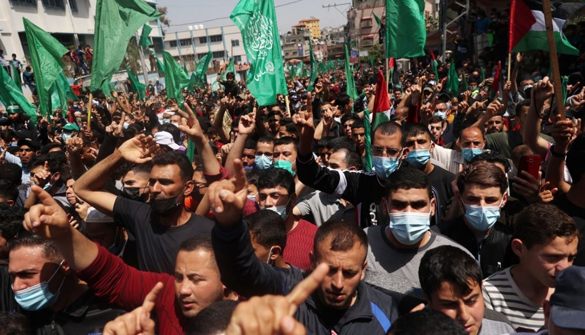 أنصار لحماس يتظاهرون في جباليا شمال قطاع غزة بعد اعلان تأجيل الانتخابات الفلسطينية (30 نيسان 2021، أ ف ب). 