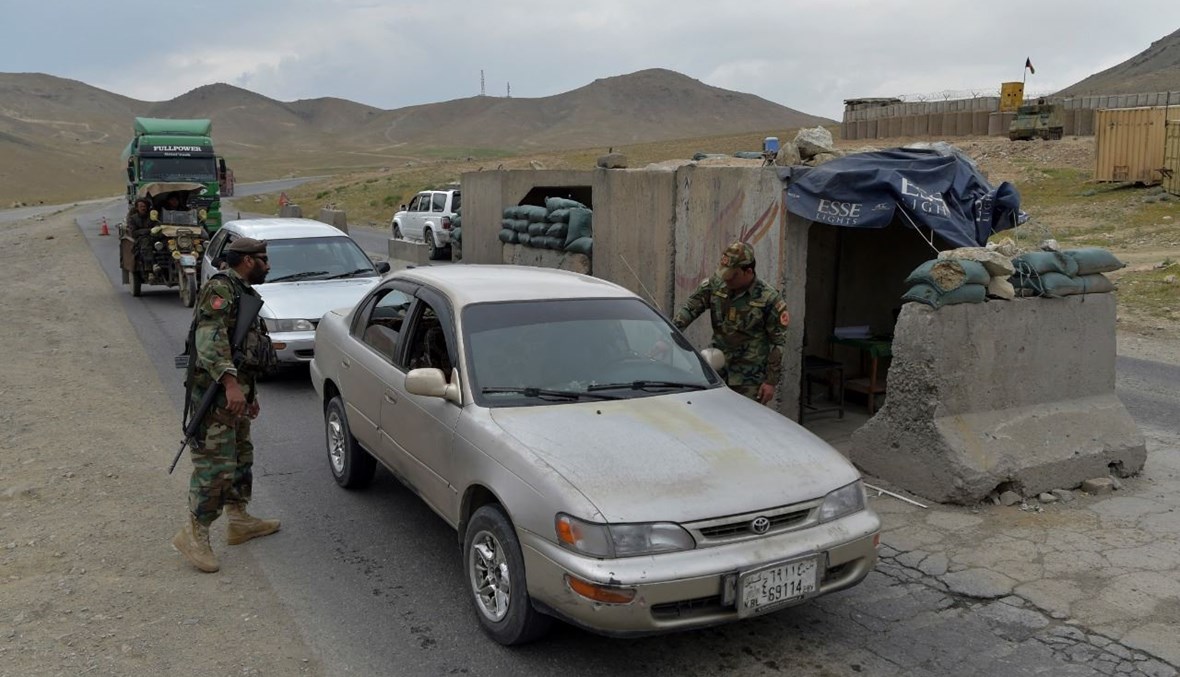 جنود أفغان عند نقطة تفتيش في ضواحي كابول (29 نيسان 2021، أ ف ب). 