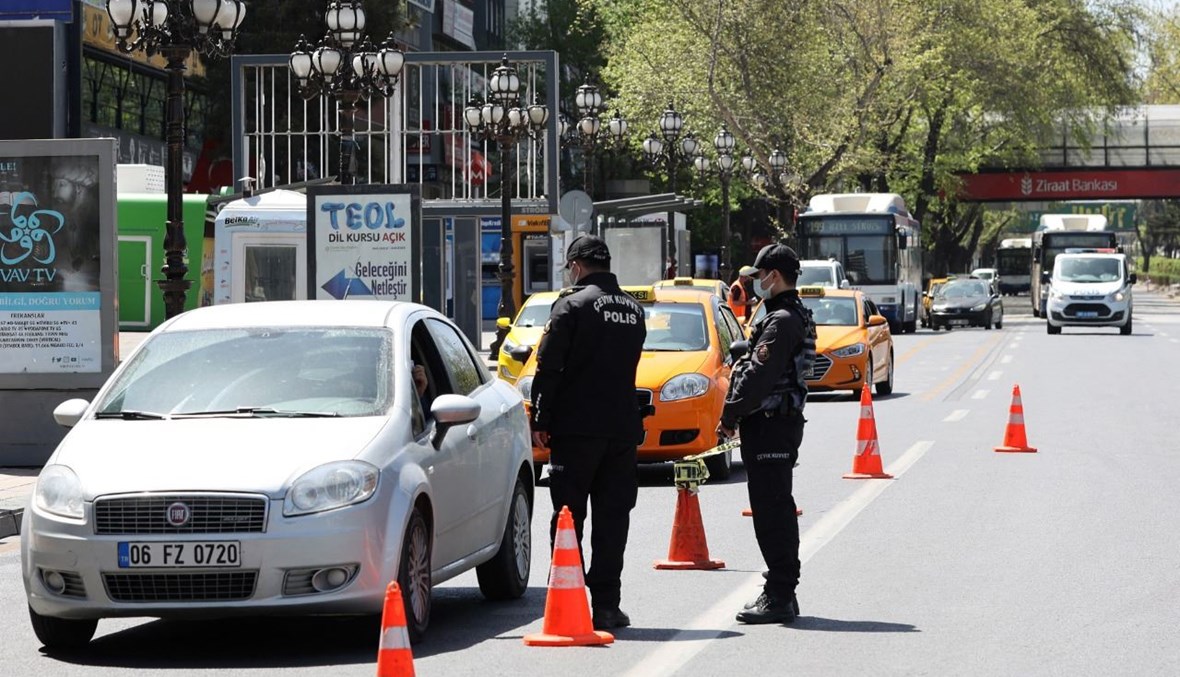 شرطيون اتراك عند نقطة تفتيش في أحد شوارع أنقرة (1 ايار 2021، أ ف ب). 