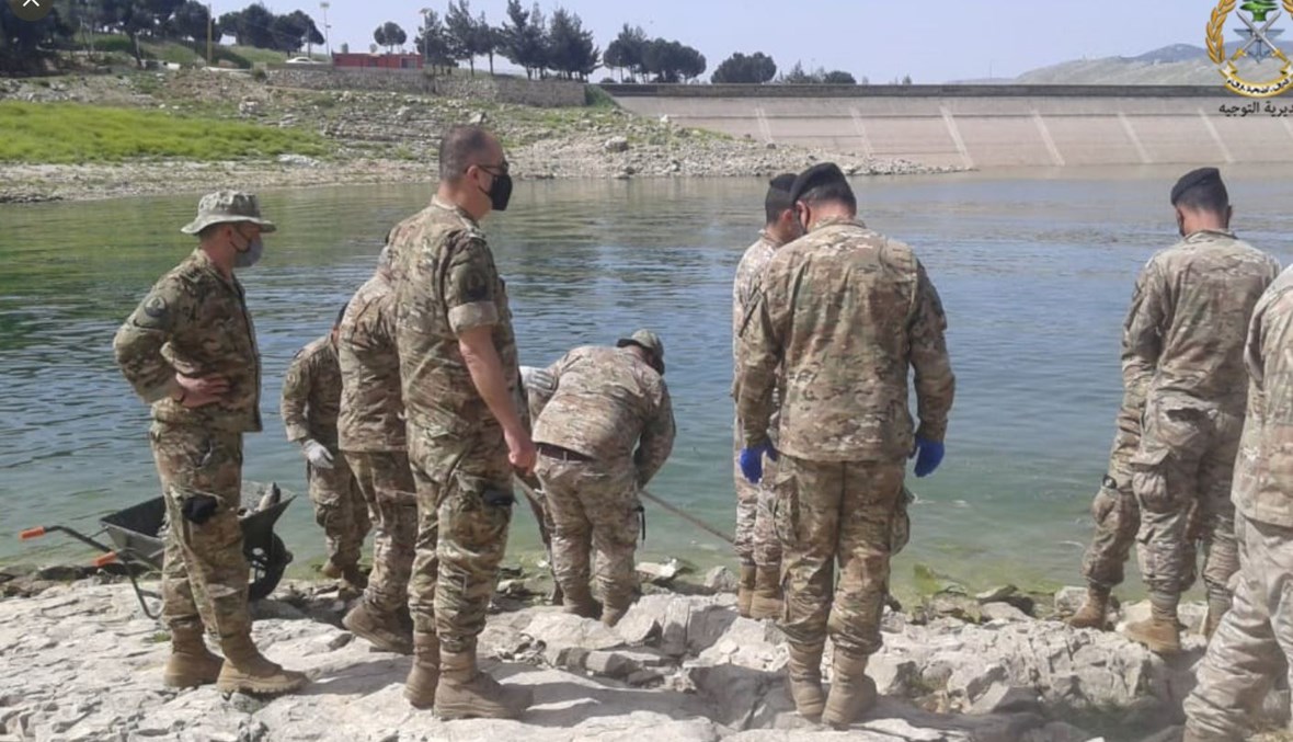 الجيش يشارك في تنظيف القرعون.