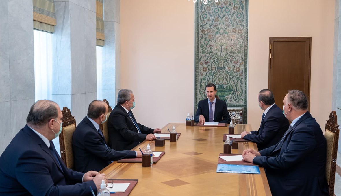 الأسد مجتمعا برئيس مجلس الوزراء حسين عرنوس وعدد من الوزراء (17 نيسان 2021، الرئاسة السورية).  