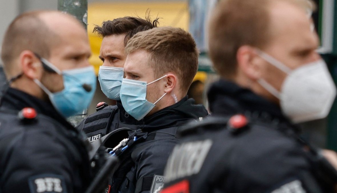 شرطيون انتشروا في حي كروزبرغ في برلين، خلال تظاهرات (1 ايار 2021، أ ف ب). 