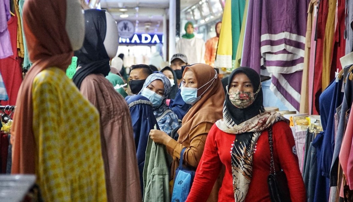 أشخاص يتسوقون في سوق الجملة في تاناه أبانغ في جاكرتا قبل احتفالات عيد الفطر (3 ايار 2021، أ ف ب). 