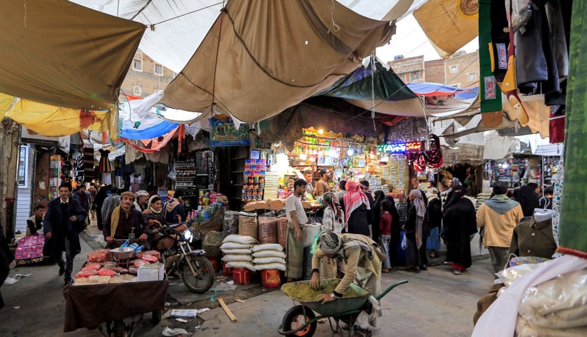 أشخاص يتسوقون في سوق في صنعاء (2 ايار 2021، أ ف ب). 