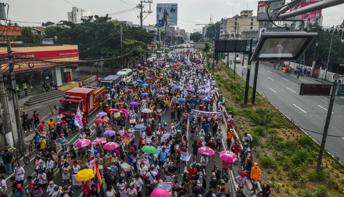 خلال تظاهرة في مانيلا، في عيد العمال (1 ايار 2021، أ ف ب). 
