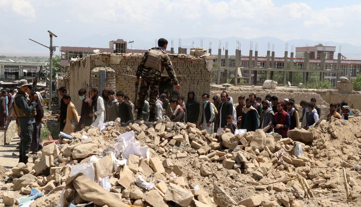 رجال أمن أفغان انتشروا في موقع انفجار سيارة مفخخة في محافظة لوغار (1 ايار 2021، أ ف ب). 