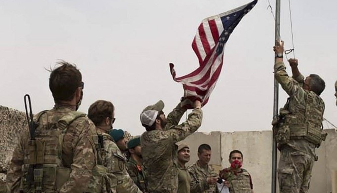 جنود أميركيون خلال عملية تسليم لقاعدة إلى الجيش الافغاني في ولاية هلمند الاحد. (أ ف ب)