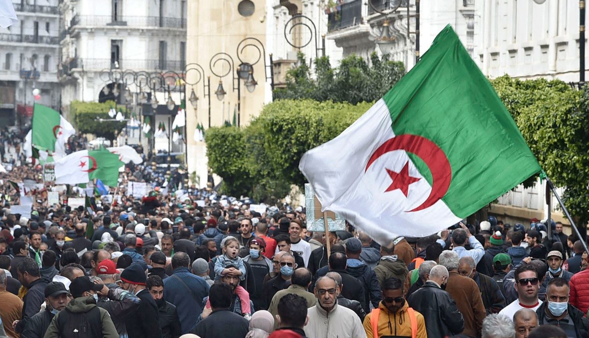 متظاهرون من الحراك في العاصمة الجزائرية. 