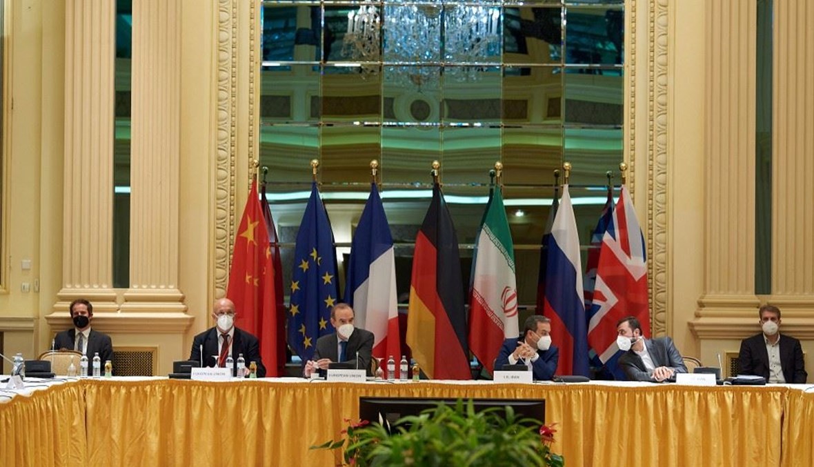 الوفود المشاركة في المفاوضات النووية خلال اجتماع في فندق "غراند أوتيل" بفيينا السبت.  (أ ف ب)
