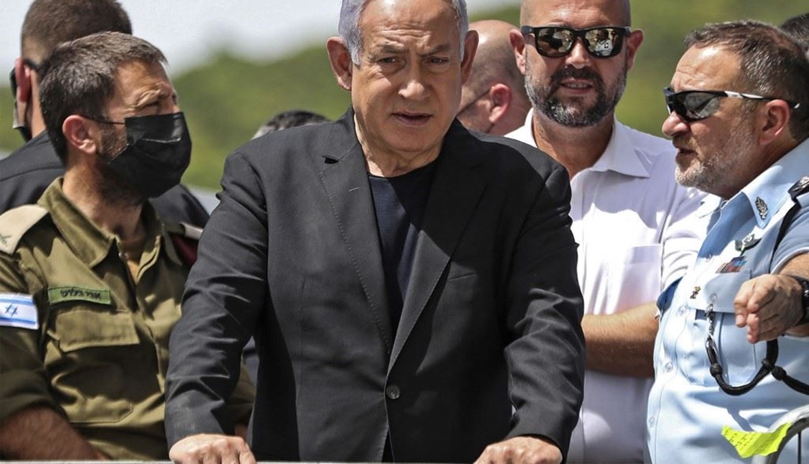 رئيس الوزراء الاسائيلي بنيامين نتنياهو خلال تفقده مكان التدافع المميت في جبل الجرمق في 30 نيسان الماضي. (أ ف ب)