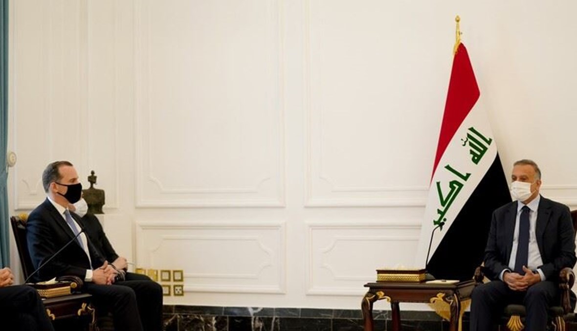 رئيس الوزراء العراقي مصطفى الكاظمي -الى اليمين- ومنسق البيت الأبيض لشؤون الشرق الأوسط وشمال إفريقيا بريت ماكغورك في بغداد أمس.   