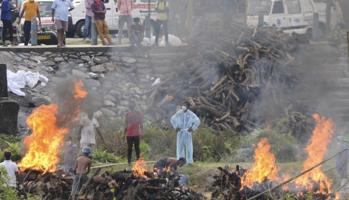 مكان حرق جثث المتوفين بكورونا في الهند (ا ف ب)