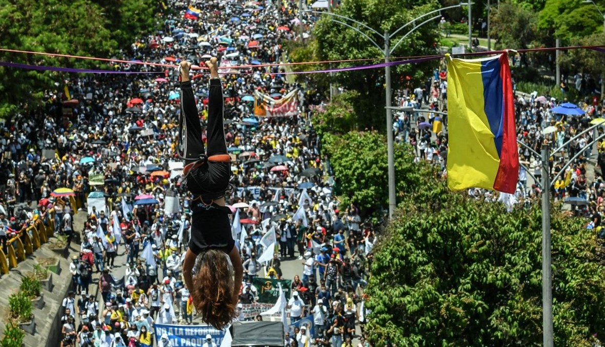 متظاهر علّق نفسه بواسطة حبل خلال احتجاج في ميديلين بكولومبيا (5 ايار 2021، ا ف ب). 