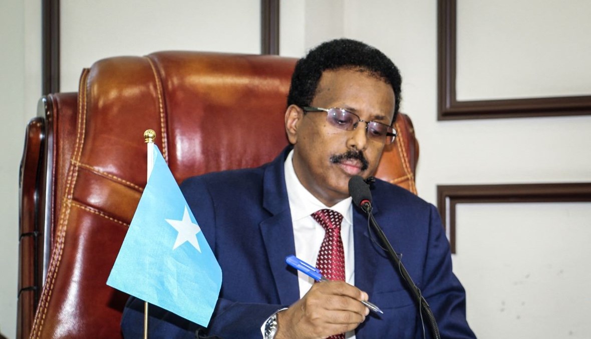 الرئيس الصومالي محمد عبد الله محمد مشاركا في الجمعية الخاصة للتخلي عن تمديد فترة رئاسته لمدة عامين، في فيلا هرغيسا في مقديشو (1 ايار 2021، ا ف ب). 