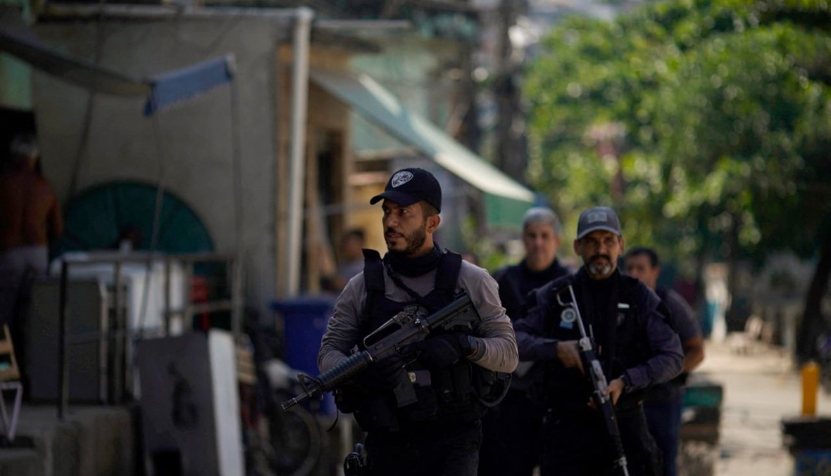 عناصر من الشرطة خلال عملية أمنية ضد مهربي المخدرات في فافيلا جاكاريزينيو في ريو دي جانيرو بالبرازيل (6 ايار 2021، ا ف ب). 