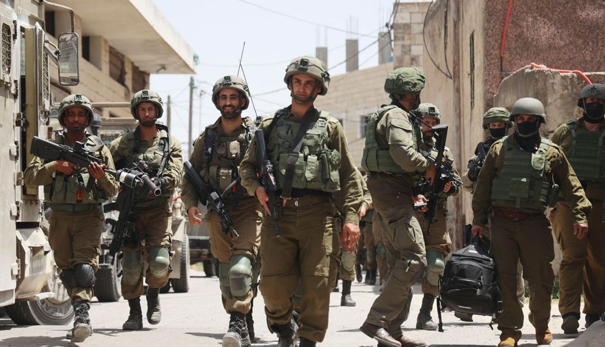 جنود إسرائيليون يشاركون في عملية أمنية في قرية عقربا الفلسطينية شرق نابلس بالضفة الغربية المحتلة (4 ايار 2021، أ ف ب). 