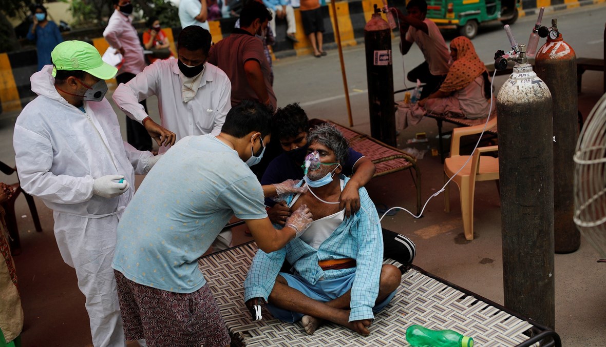 صورة تظهر كيفية علاج مرضى كوورنا بالشوارع الهندية