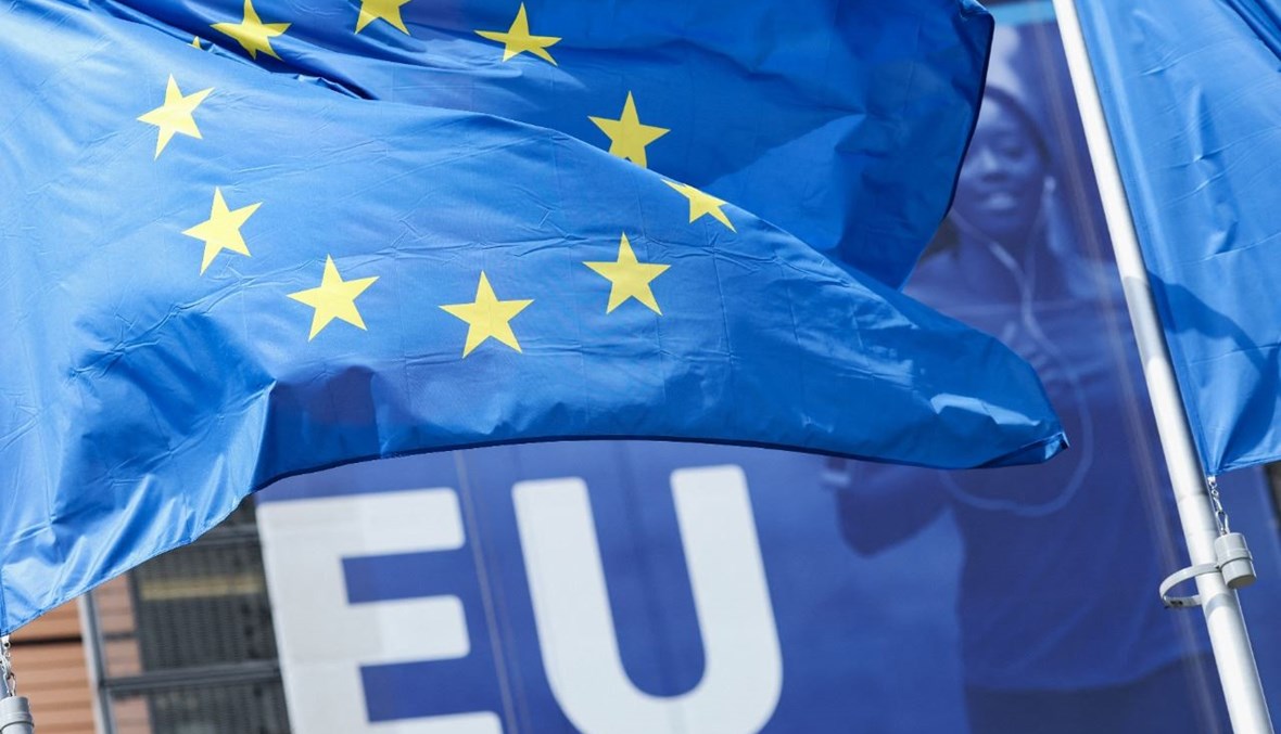 علم الاتحاد الأوروبي يرفرف خارج مقر المفوضية الأوروبية في بروكسيل (5 ايار 2021، أ ف ب).