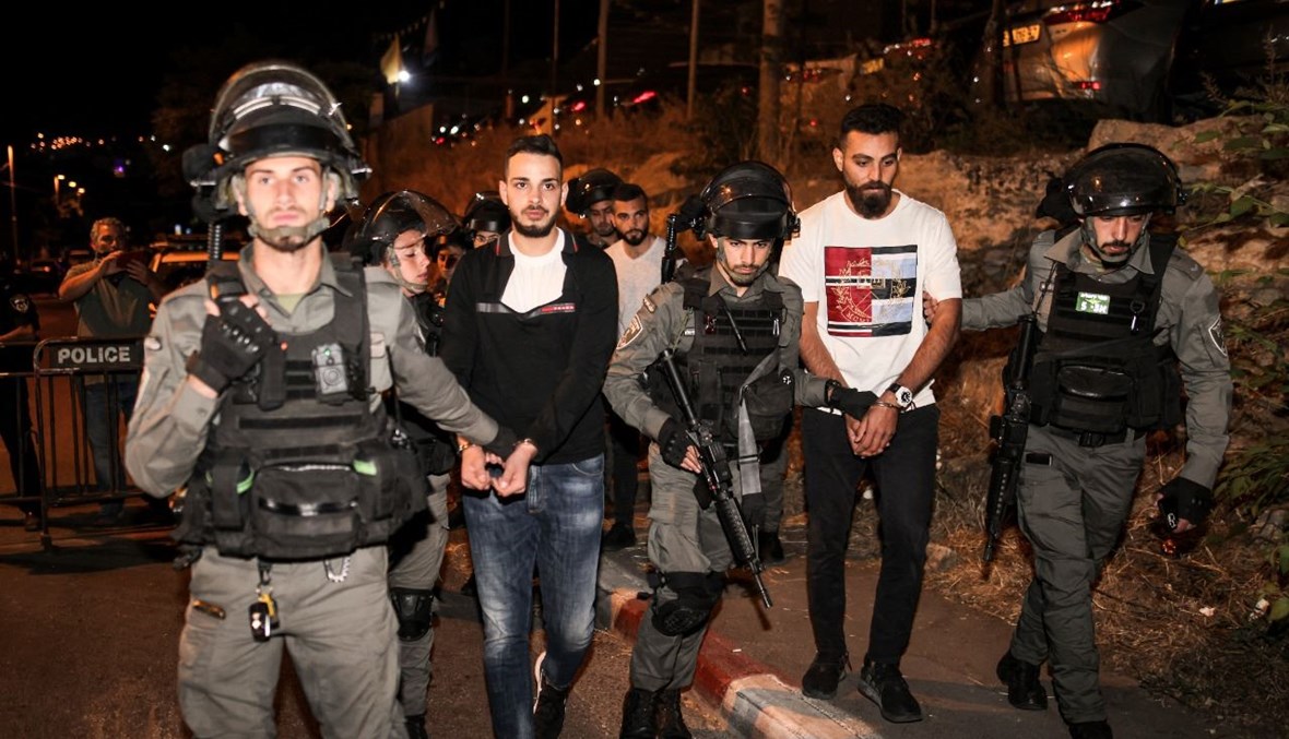 عناصر من قوات الأمن الإسرائيلية يعتقلون فلسطينيين كانوا يتظاهرون تضامنا مع عائلات في حي الشيخ جراح في القدس الشرقية (6 ايار 2021، أ ف ب). 