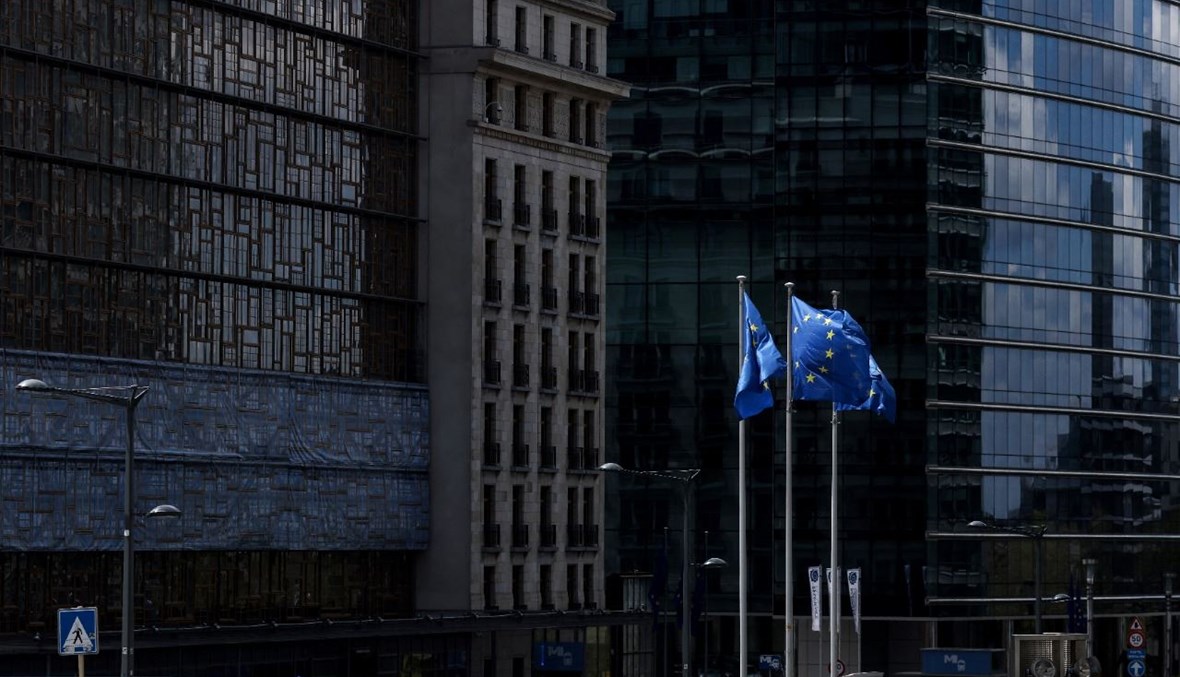 أعلام الاتحاد الأوروبي ترفرف امام مقر المفوضية الأوروبية في بروكسيل (5 ايار 2021، أ ف ب). 