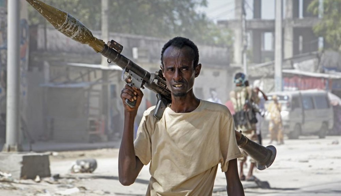 جندي داعم لمجموعات معارضة مناهضة للحكومة، يحمل قاذفة قنابل صاروخية في أحد شوارع منطقة الفجة بمقديشو (25 نيسان 2021، أ ب). 