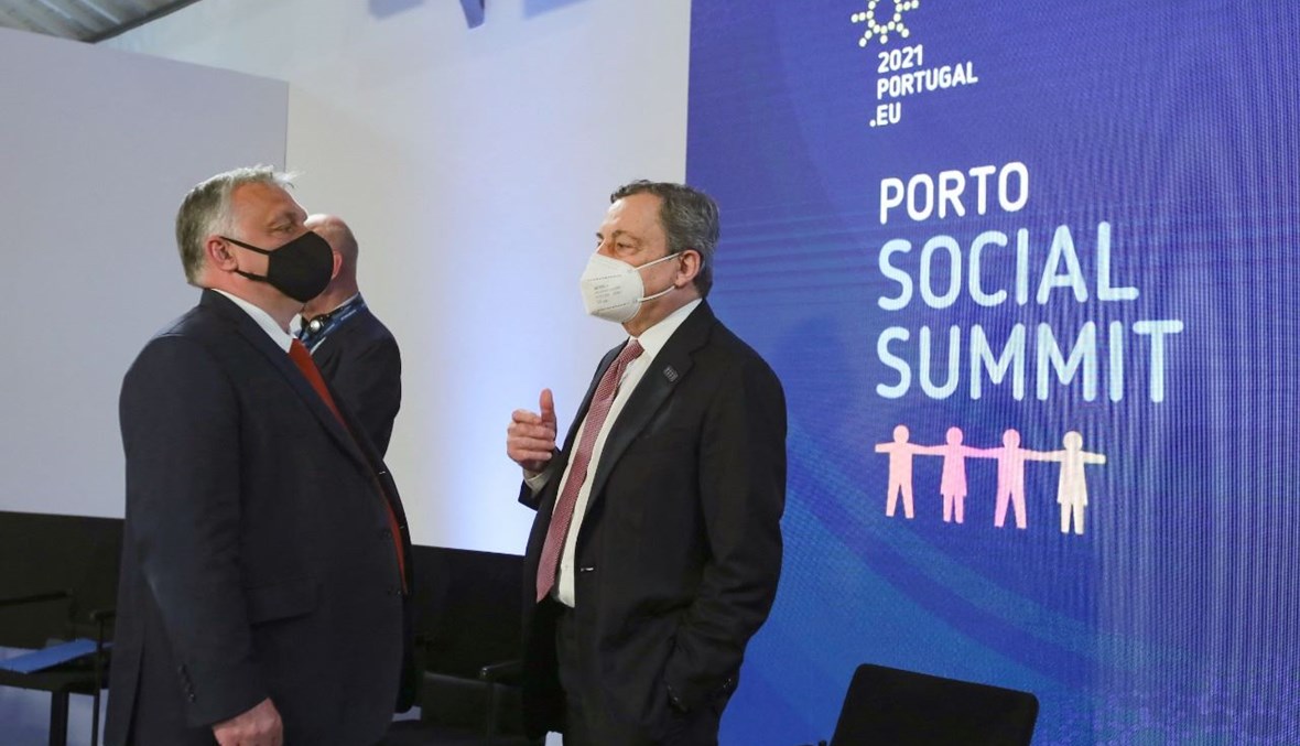 رئيس الوزراء الايطالي ماريو دراغي (إلى اليمين) متحدثا الى نظيره الهنغاري فيكتور أوربان خلال افتتاح قمة بورتو الاجتماعية في بورتو (7 ايار 2021، أ ف ب). 