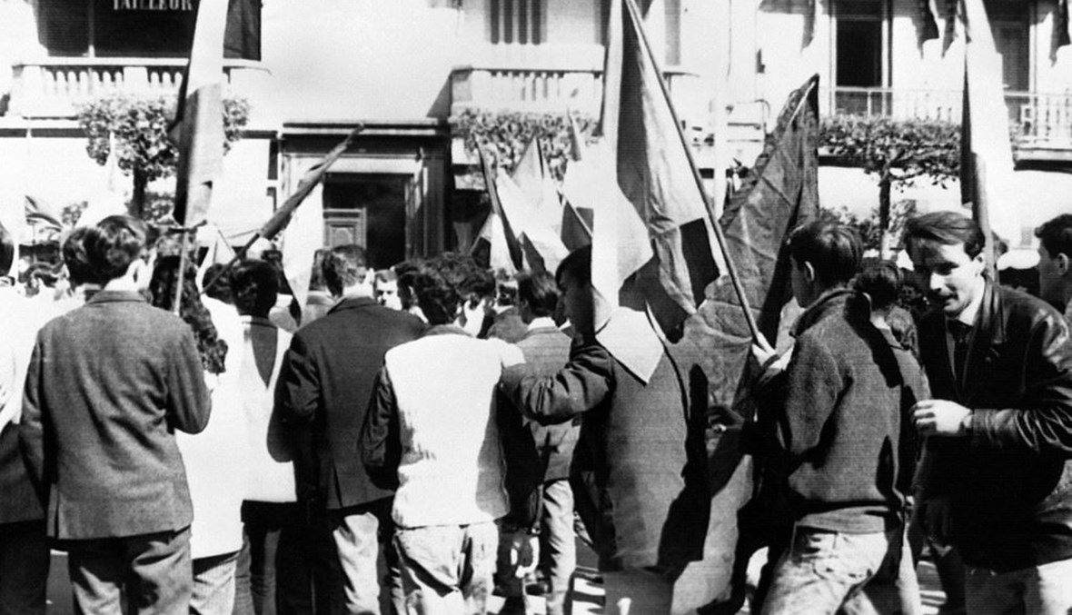 صورة مؤرخة في 26 أذار 1962 لأوروبيين في العاصمة الجزائرية يشاركون في تظاهرة ضد الاستقلال.   (أ ف ب)