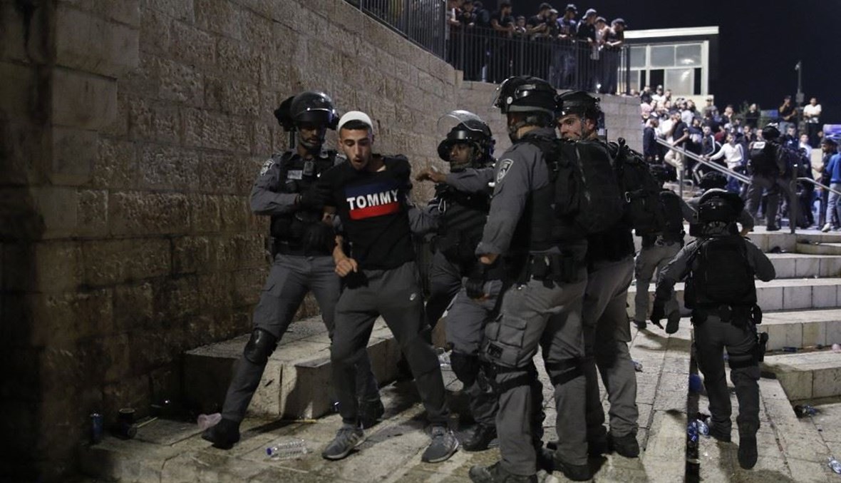صدامات بين الشرطة الإسرائيلية وفلسطينيين (أ ف ب). 