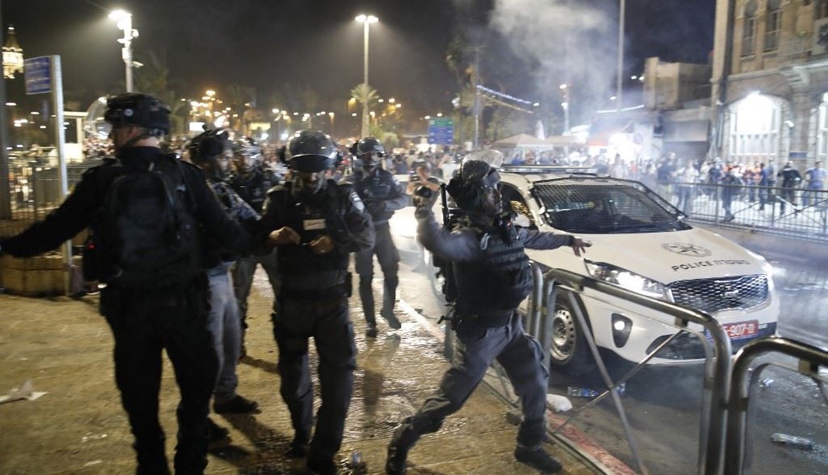 الصدامات بين الشرطة الإسرائيلية وفلسطينيين في القدس (أ ف ب). 